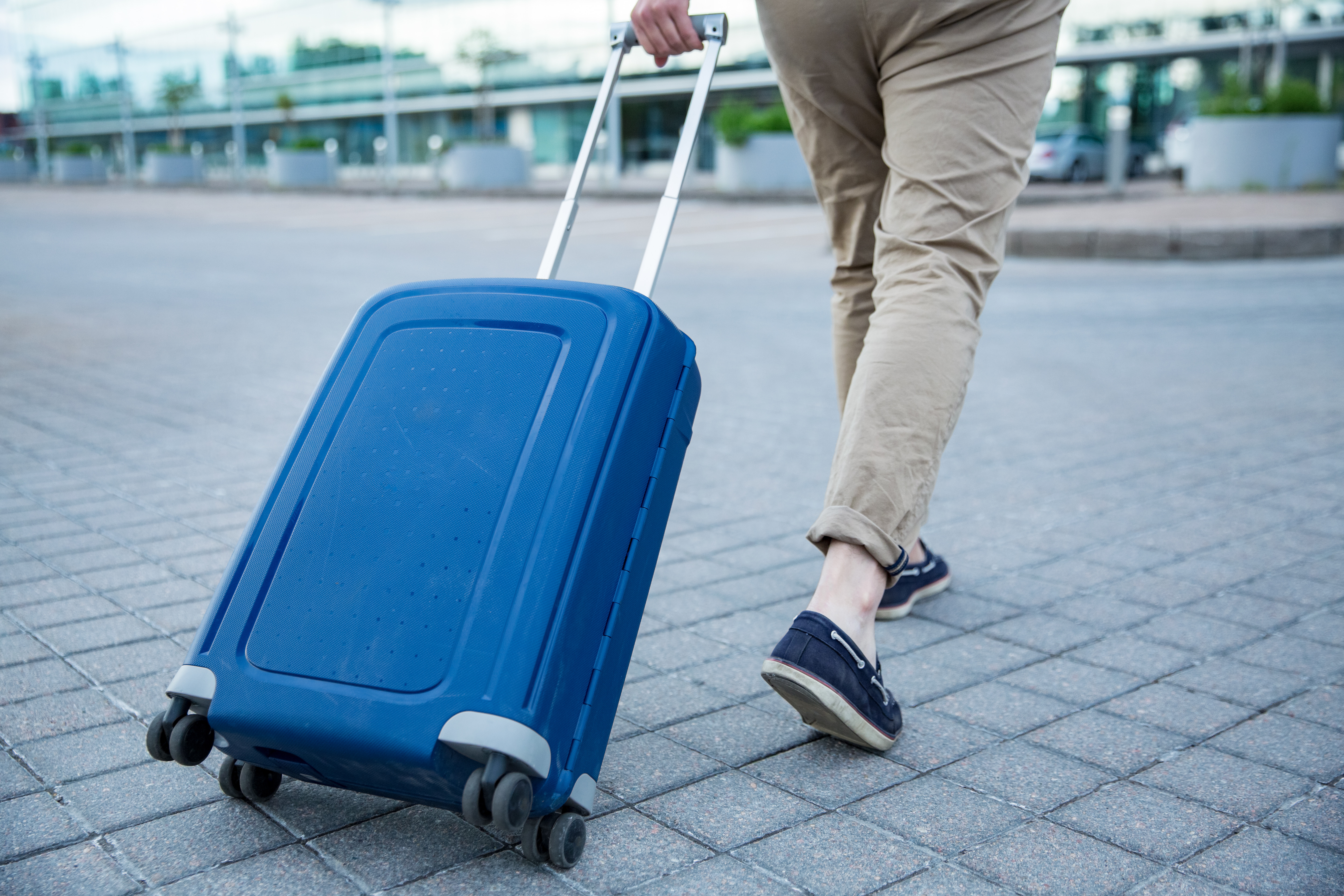 Fetiță de 8 ani răpită și cărată într-un troler pe stradă, ziua în amiaza mare. Motivul invocat de răpitor este ireal VIDEO