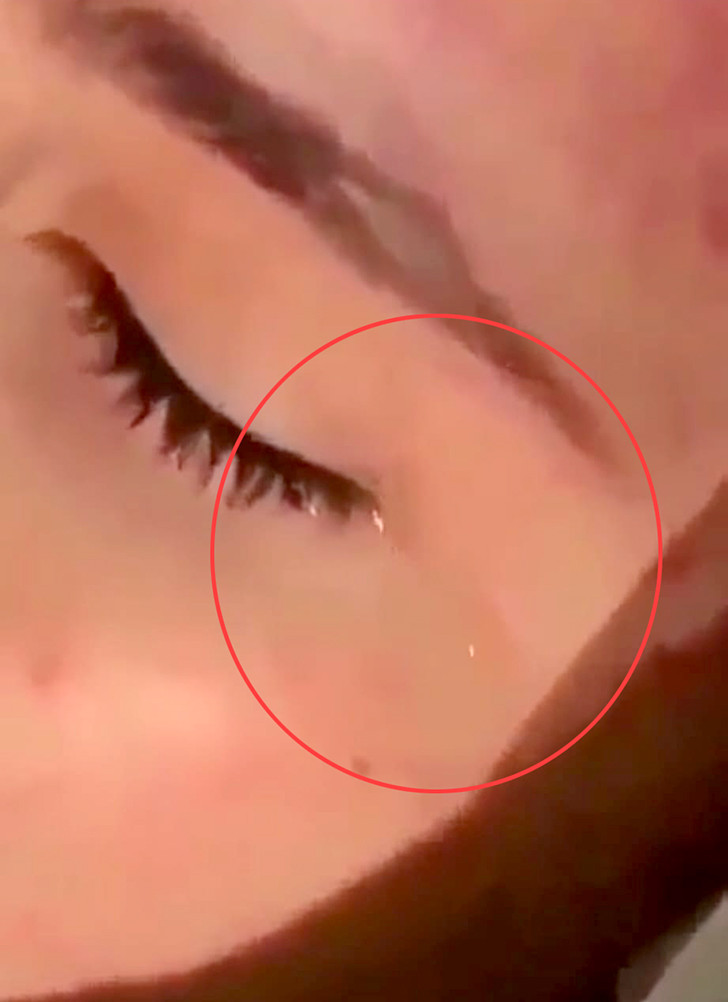 ”Alina plânge la propria înmormântare!”. Oamenii au început să tremure când au văzut lacrimi pe chipul fetei din sicriu VIDEO