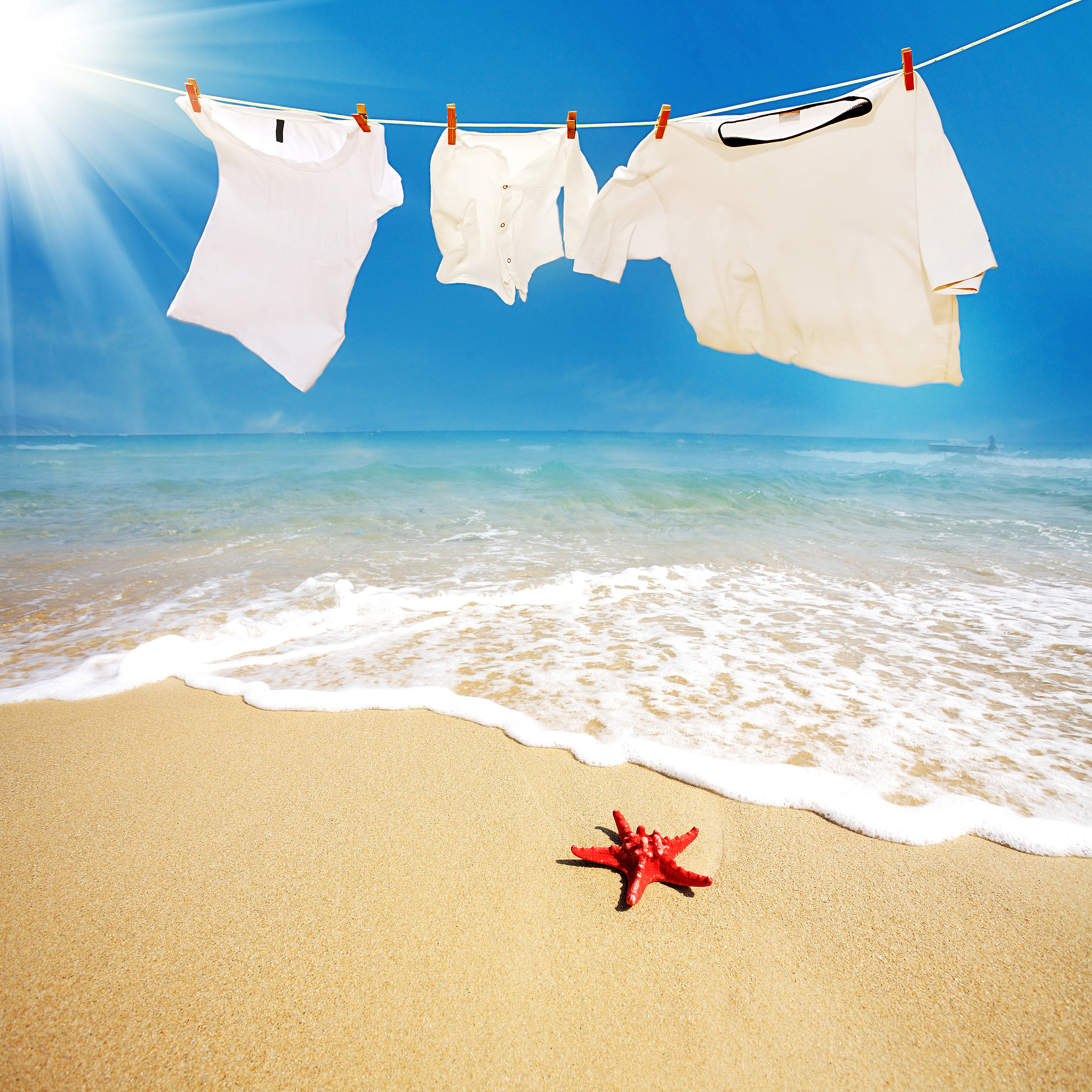 Cum se curăță corect nisipul de pe hainele de plajă - trucul care salvează țesătura