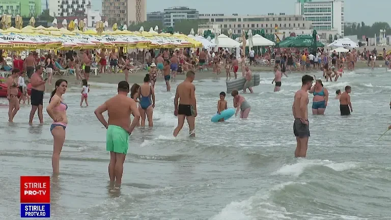 Turiștii iau cu asalt litoralul. Cât costă o noapte de cazare și care sunt cele mai aglomerate stațiuni