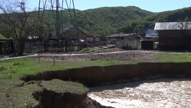 Autoritățile din Bacău sunt în alertă. Un crater cu diametrul de 20 de metri a apărut misterios în curtea unui localnic