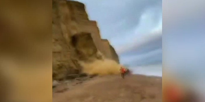 Prăbușire de coastă în Dorset. Sute de tone de bolovani au ajuns pe plajă, chiar în timp ce turiștii se aflau în zonă