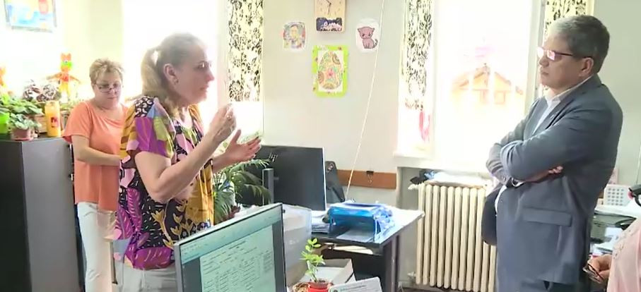 Adevărul din Trezorerie. Cum l-a făcut doamna Lenuța pe ministrul Boloș să se închine în timpul protestelor din Finanțe