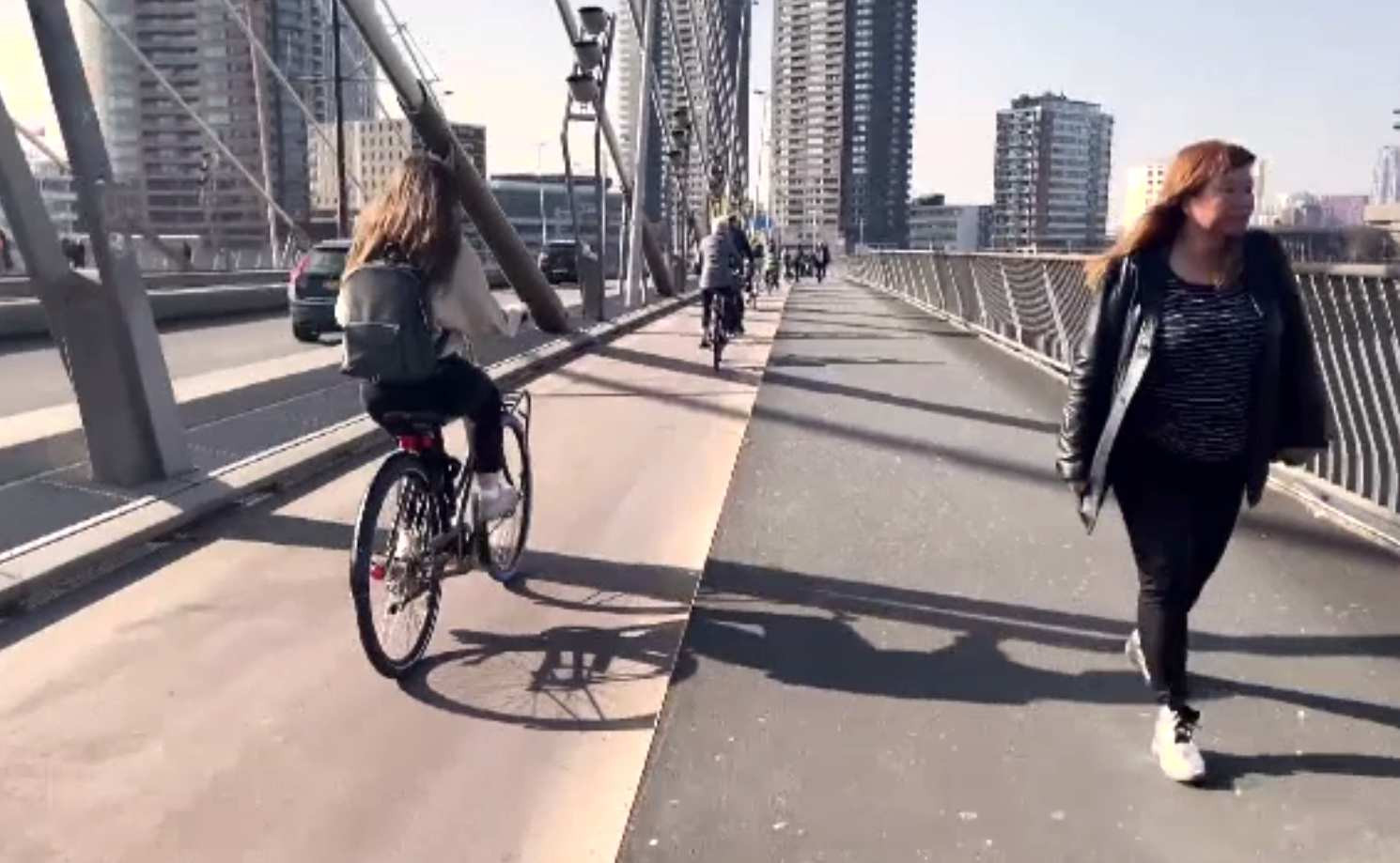 Tinerii absolvenți de liceu au tendința să stea un an acasă înainte să ajungă la facultate. Avantajele și dezavantajele