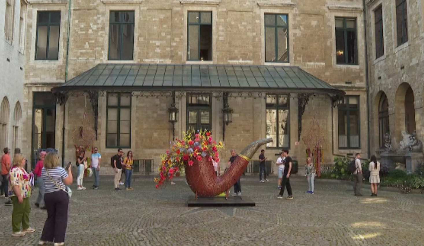 Târgul de flori suprarealist din Bruxelles. Artiștii au adus chiar și sicrie