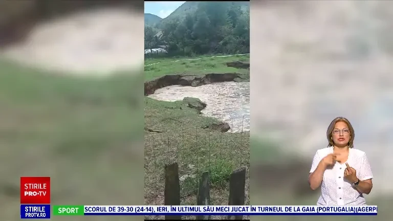 Autoritățile din Bacău sunt în alertă. Un crater cu diametrul de 20 de metri a apărut misterios în curtea unui localnic
