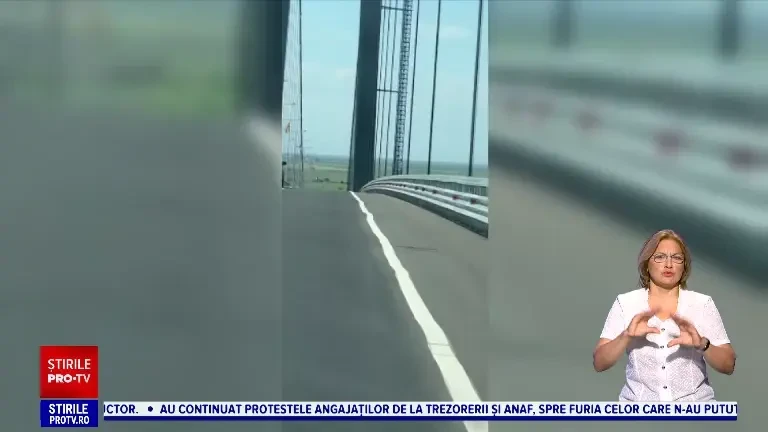 Ce probleme reclamă șoferii care au mers pe podul suspendat de la Brăila. „Beton mai prost nu se poate. Numai dâmburi”
