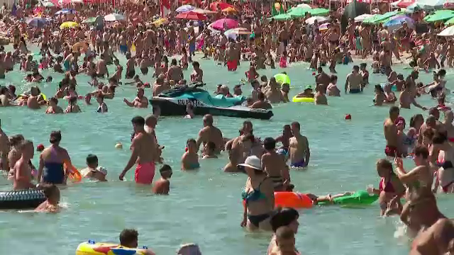 Turiștii au luat sub asediu plajele din Costinești și Eforie Nord. Apa mării a ajuns în sfârșit la 23 de grade Celsius