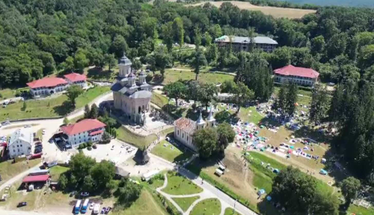 Credincioșii și-au făcut tabără cu corturi la Mănăstirea Nicula din județul Cluj. Icoana făcătoare de minuni, la procesiune