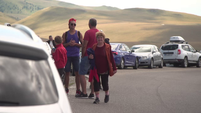 Aglomerație și mizerie pe Platoul Bucegilor. Mii de turiști au rămas blocați în mașini, în lipsa locurilor de parcare