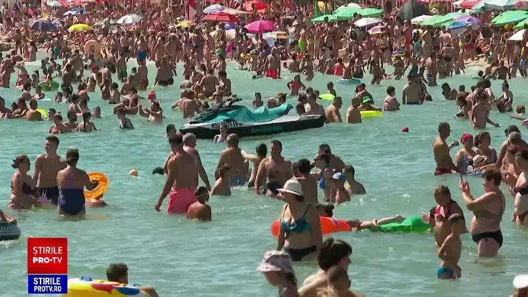 Turiștii au luat sub asediu plajele din Costinești și Eforie Nord. Apa mării a ajuns în sfârșit la 23 de grade Celsius