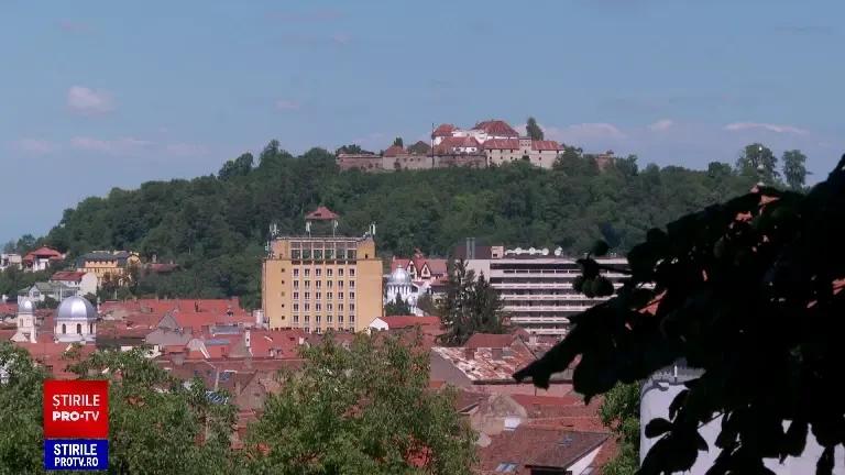 Aglomerație și mizerie pe Platoul Bucegilor. Mii de turiști au rămas blocați în mașini, în lipsa locurilor de parcare