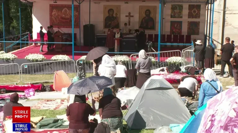 Credincioșii și-au făcut tabără cu corturi la Mănăstirea Nicula din județul Cluj. Icoana făcătoare de minuni e scoasă de Ad