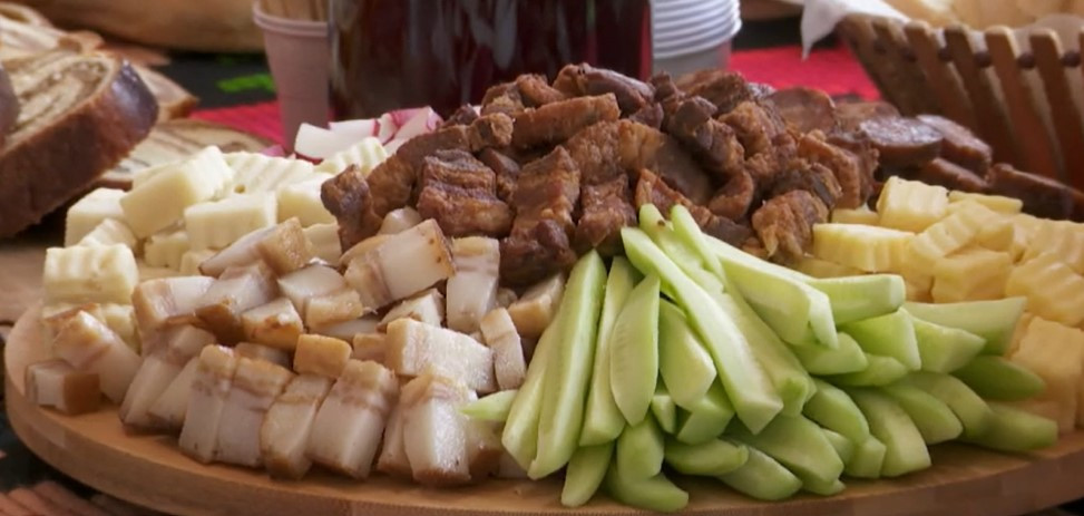 Ce se întâmplă în organism din cauza meselor bogate sau a antibioticelor luate la întâmplare. Avertismentul medicilor