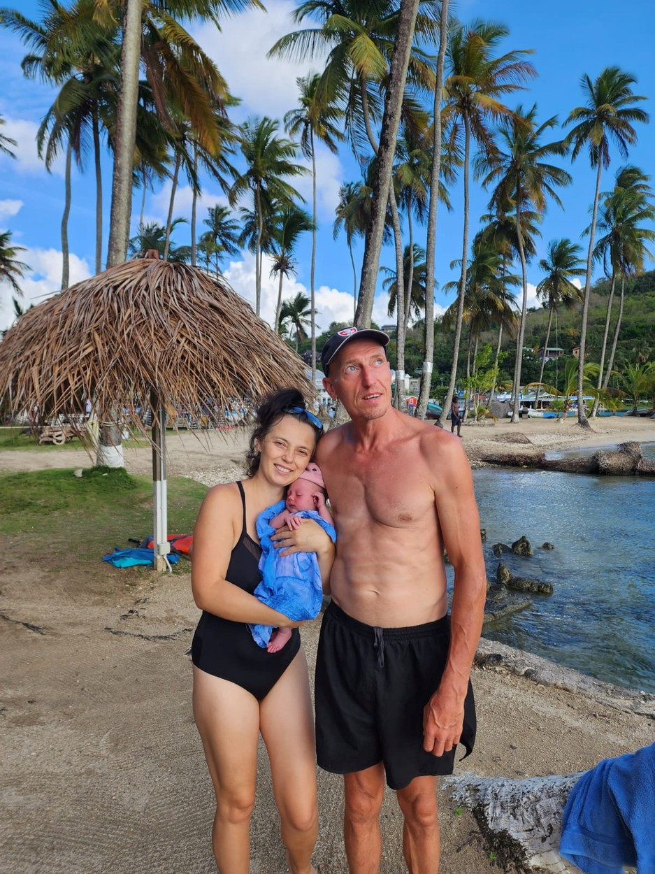 Familie de turiști străini, prizonieră de luni de zile în Caraibe. Femeia a născut pe plajă. „Suntem abandonați”