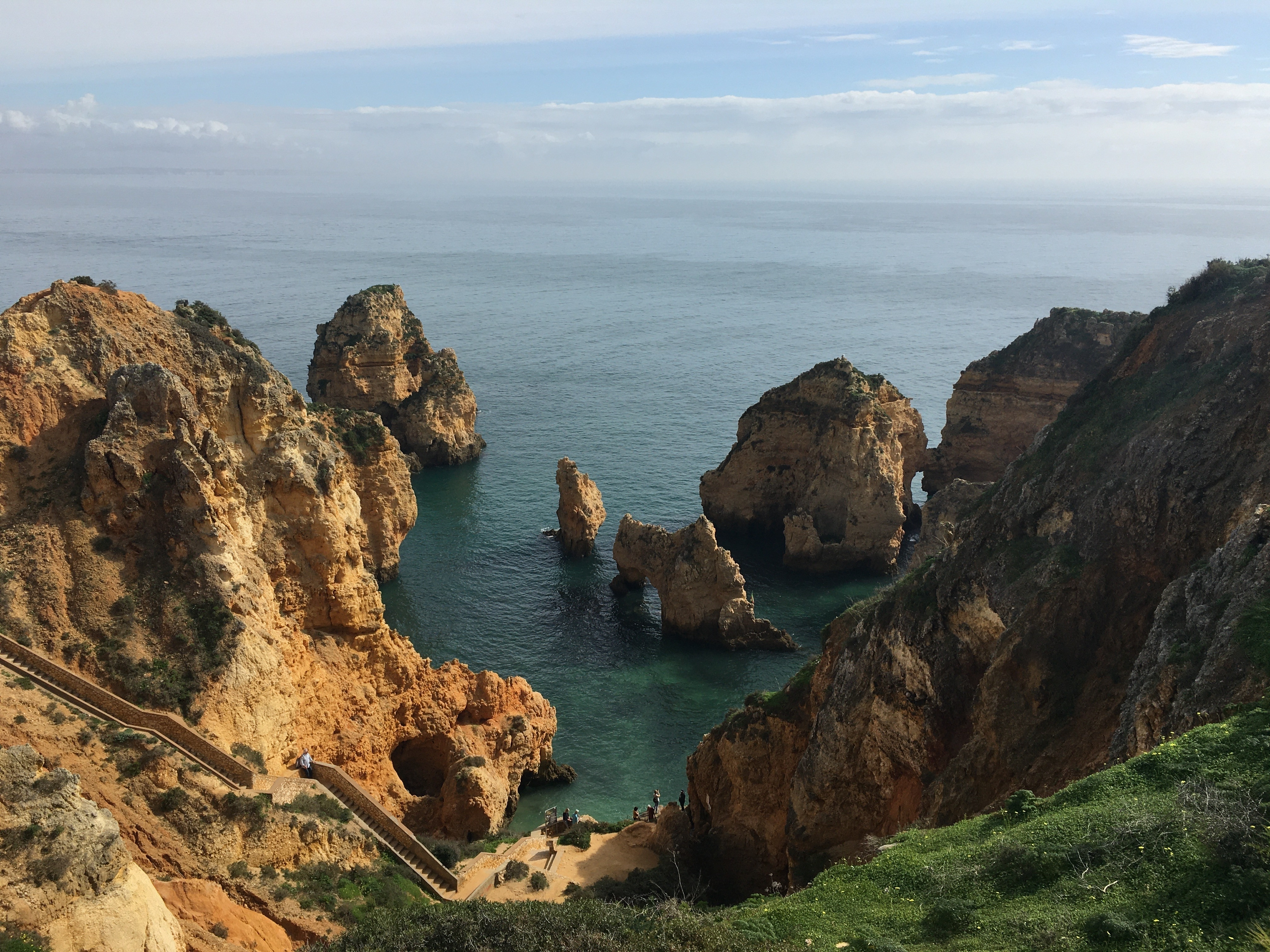 Un adolescent de 13 ani a supraviețuit unei căzături de la 30 de metri în Marele Canion