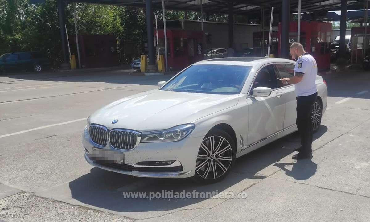 Un șofer de BMW este cercetat de polițiști după ce a fost oprit la ieșirea din țară. Ce au descoperit oamenii legii