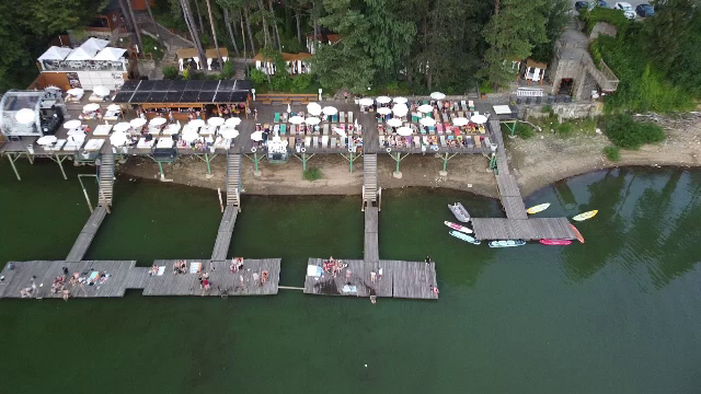 Acest loc din România este supranumit ”Mamaia Vestului”. Peisaje de basm la Văliug, în Munţii Semenicului