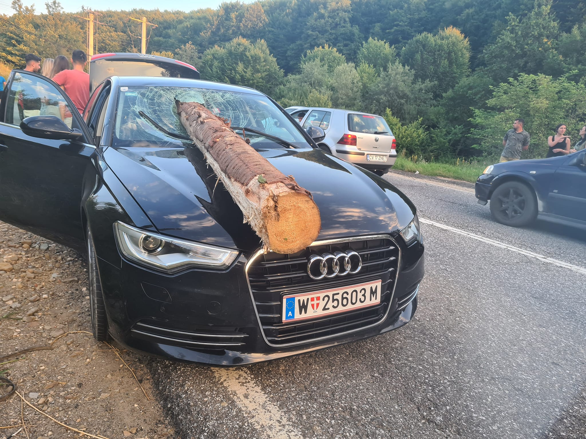 Accident ca în ”Final Destination” în Brașov. Un buștean dintr-un tir a străpuns parbrizul mașinii care circula în spate FOTO
