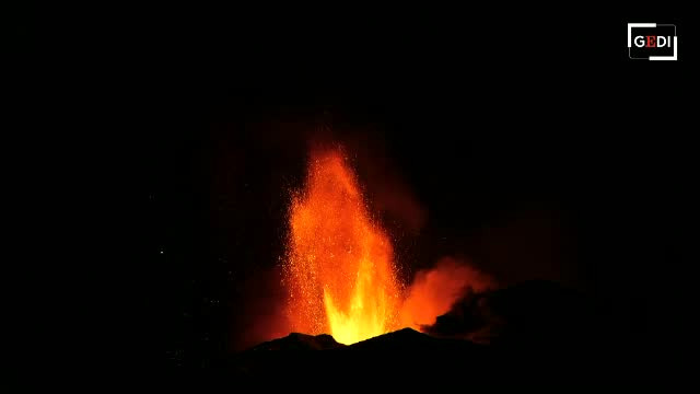 Aeroportul din Catania, închis după ce Muntele Etna a expulzat un imens nor de cenuşă şi gaze vulcanice