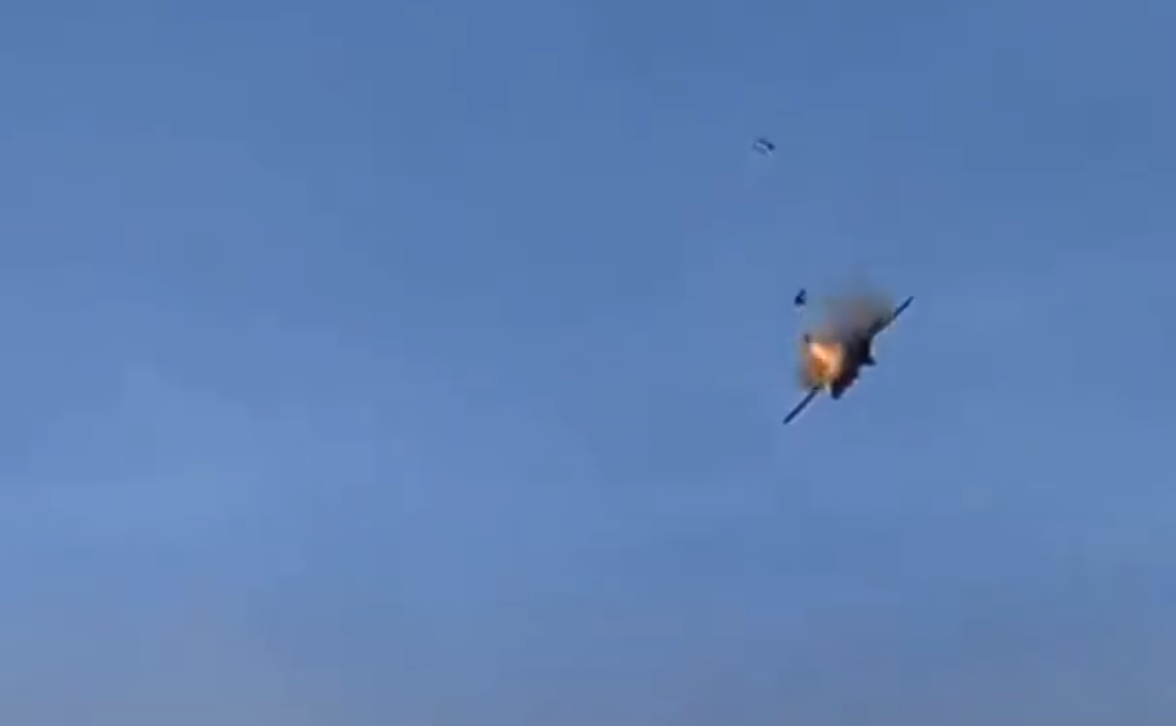 Doi piloți s-au catapultat din ultima clipă dintr-un avion care s-a prăbușit într-un complex de locuințe din SUA VIDEO