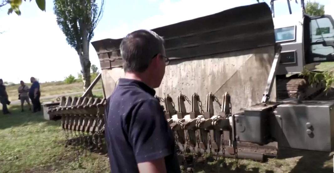 VIDEO. Ucraina a inventat o mașinărie cu care elimină minele explozive ale Rusiei. Ce a fost, de fapt, acest dispozitiv