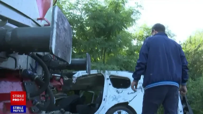 Ambulanță privată, zdrobită de tren în apropiere de Bumbești-Jiu. Șoferul n-a avut nicio șansă
