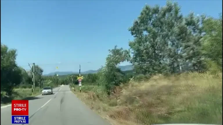 Ambulanță privată, zdrobită de tren în apropiere de Bumbești-Jiu. Șoferul n-a avut nicio șansă