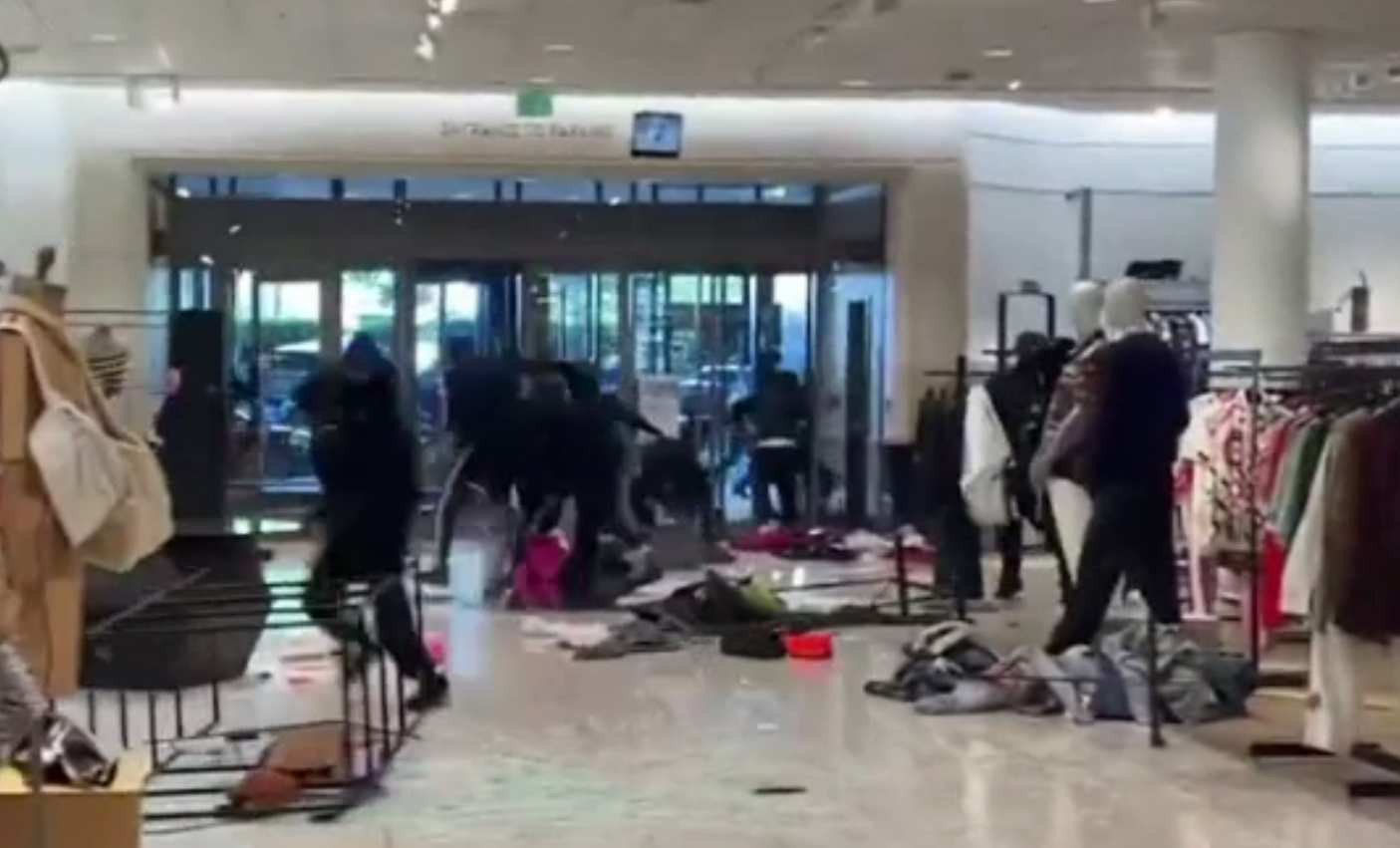 Jaf masiv la mall. O bandă de hoți a devastat rapid un magazin din Los Angeles
