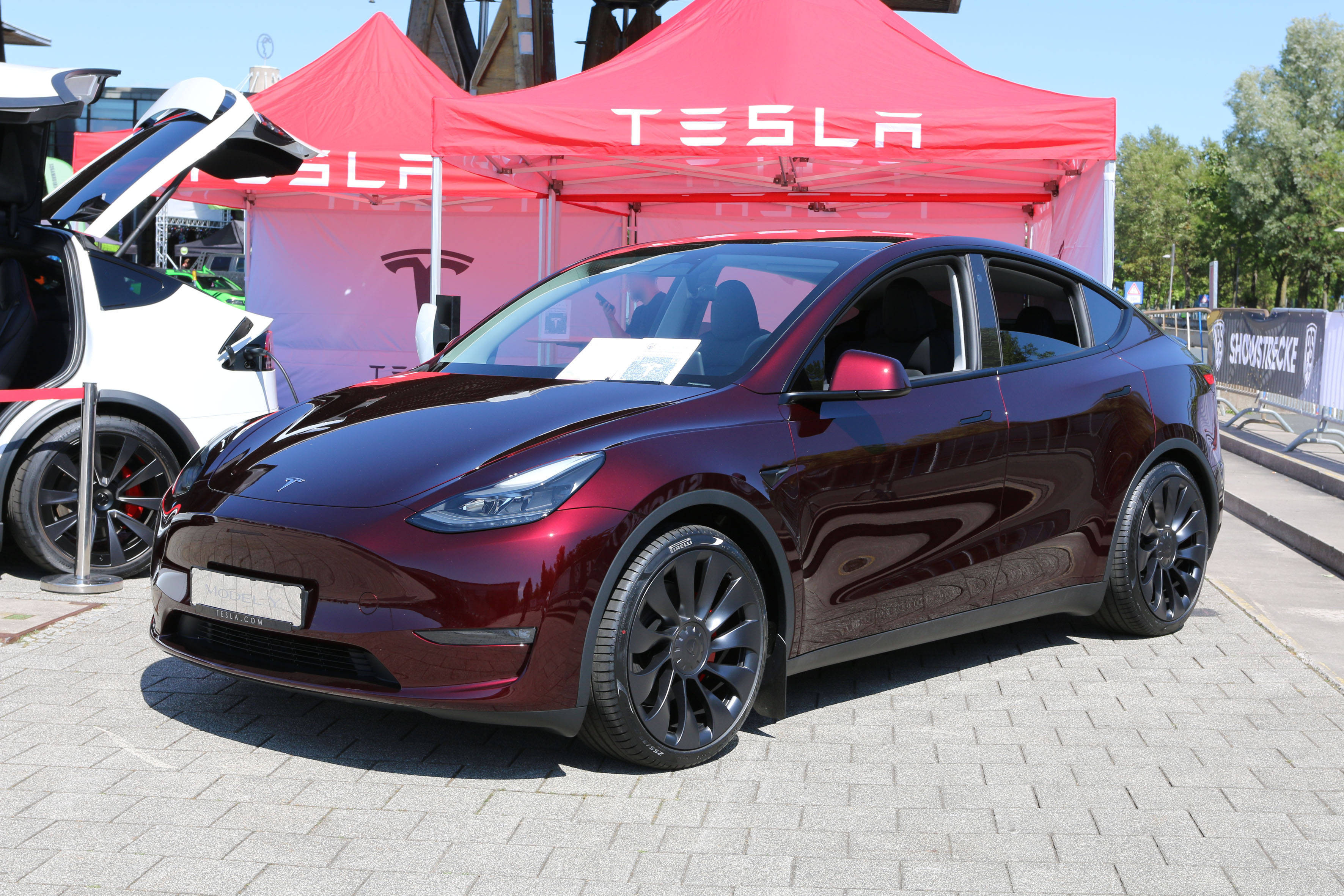 De ce Tesla a scăzut prețurile în China. Cât costă acum vehiculele electrice din gama superioară