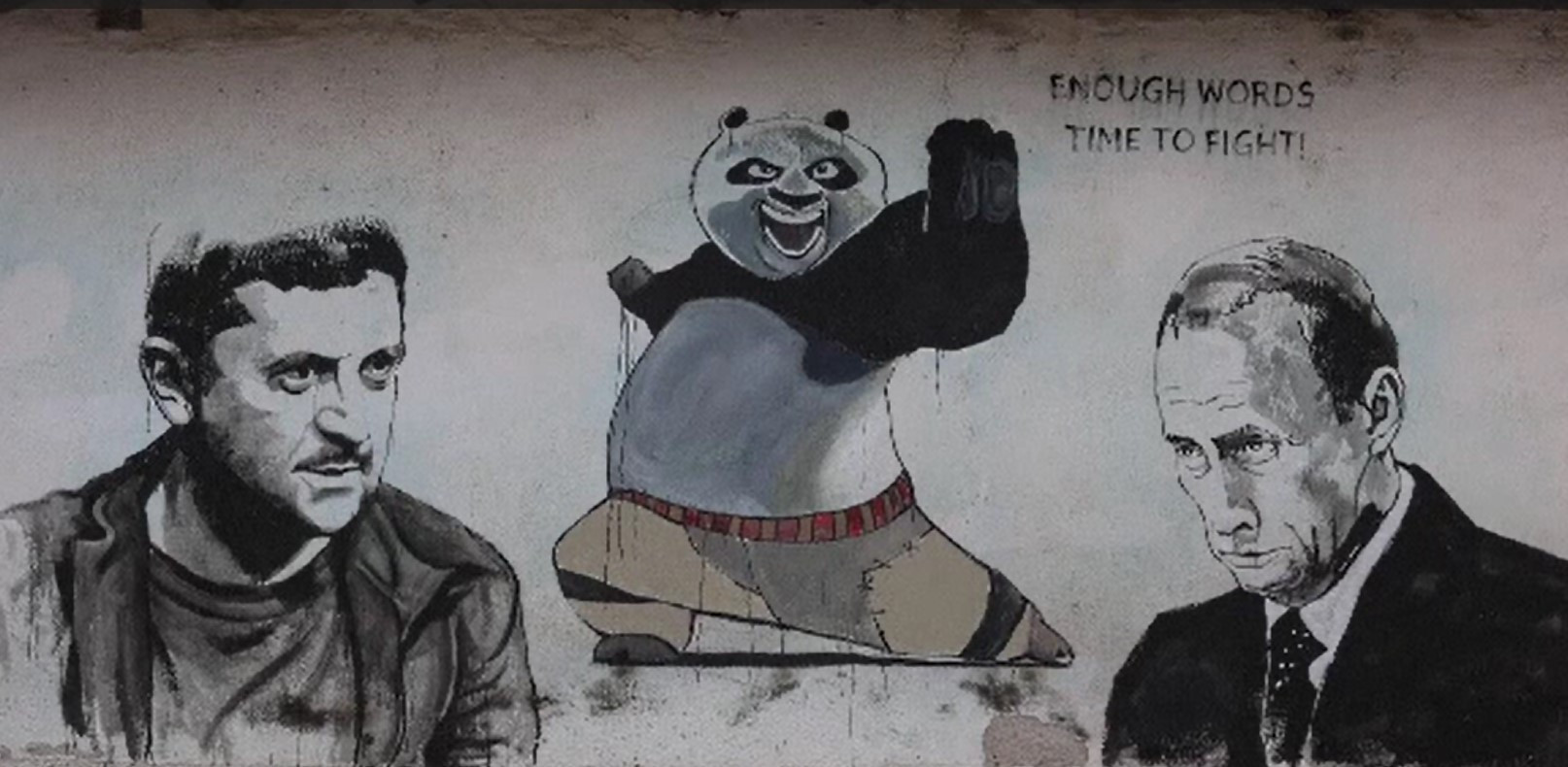 Războiul din Ucraina, transpus pe pereții unei case dintr-un sat bulgăresc. Biden și Macron apar pe alte imobile