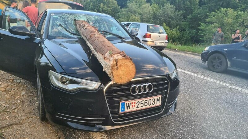 Cine se afla în autoturismul distrus de un buștean căzut dintr-un TIR, în Brașov. Imagini din interiorul mașinii