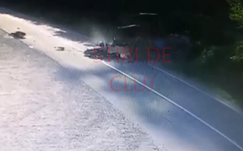 Un motociclist a murit după ce i-a apărut în față un camion cu lemne, în Alba. Momentul a fost filmat