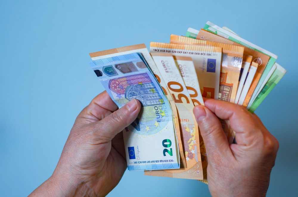 Cum a păcălit un bărbat mai multe persoane că le intermediază cumpărarea de maşini. A obținut astfel 400.000 de euro