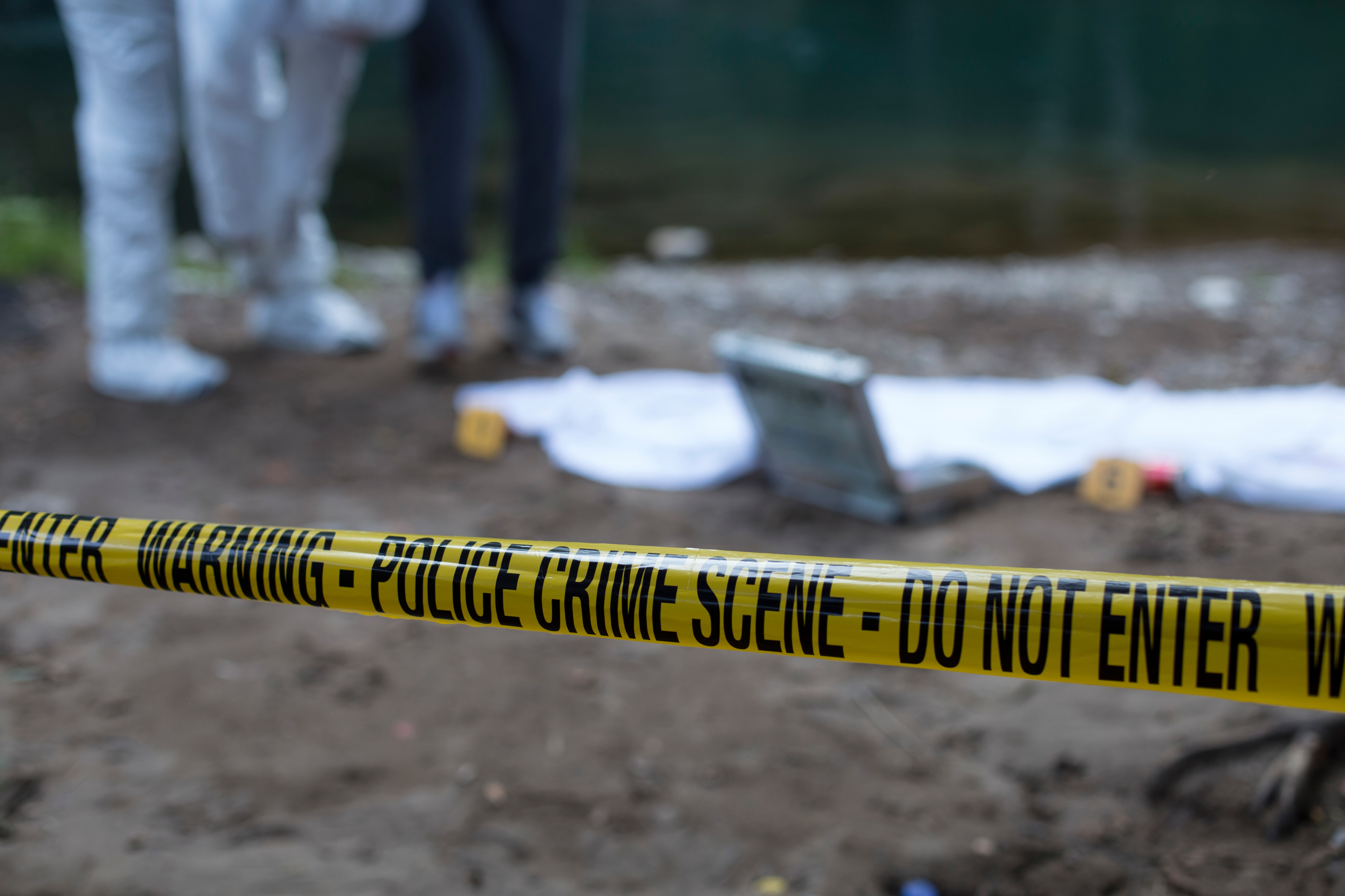 Un bărbat și-a ucis iubita și i-a îngropat cadavrul în grădină, apoi a convins familia ei, timp de 3 ani, că femeia trăiește