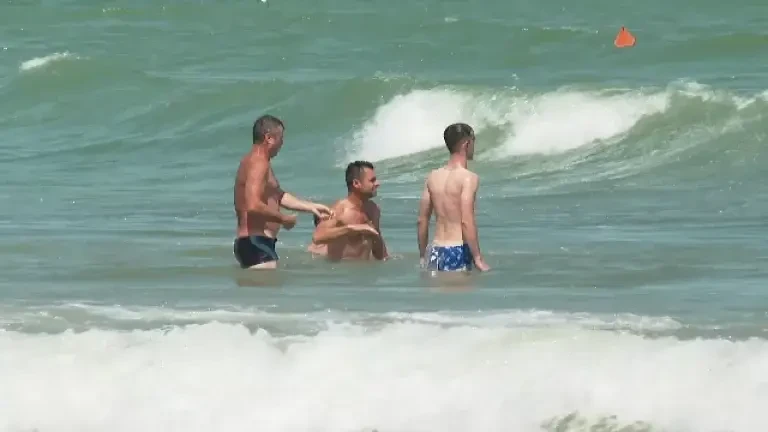 Șteag roșu pe toate plajele de pe litoralul românesc. Sunt gropi adânci aproape de mal, șase oameni au murit