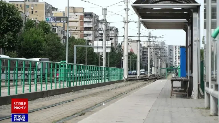 Momentul în care femeia din Arad a fost ucisă de tramvai, când încerca să-și dea fiica jos, aflată în scaun cu rotile