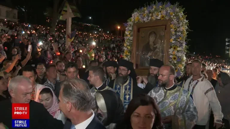 Zeci de mii de credincioși la Mănăstirea Nicula. Credincioșii au dat ocol lăcașului de cult în genunchi și pe coate