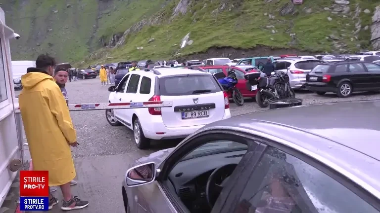 „Tradiționala" aglomerație de pe Transfăgărașan. Turiștii au pierdut ore în șir pentru a găsi loc de parcare lângă un bâlci