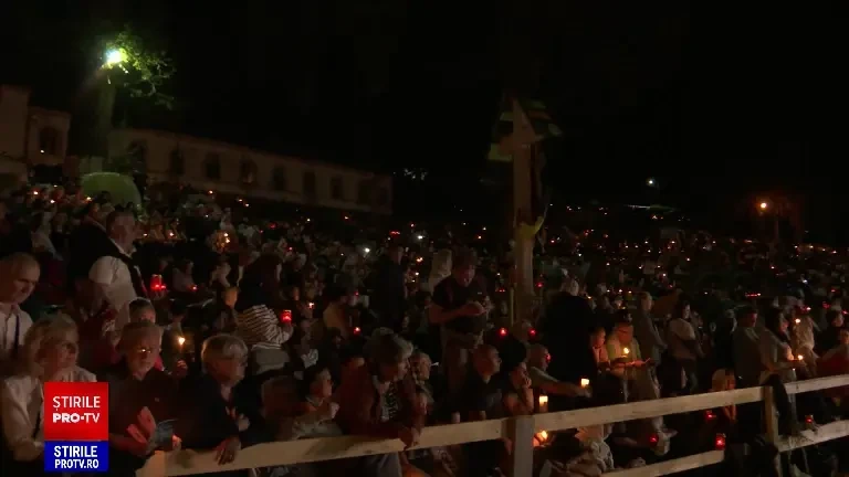 Zeci de mii de credincioși la Mănăstirea Nicula. Credincioșii au dat ocol lăcașului de cult în genunchi și pe coate