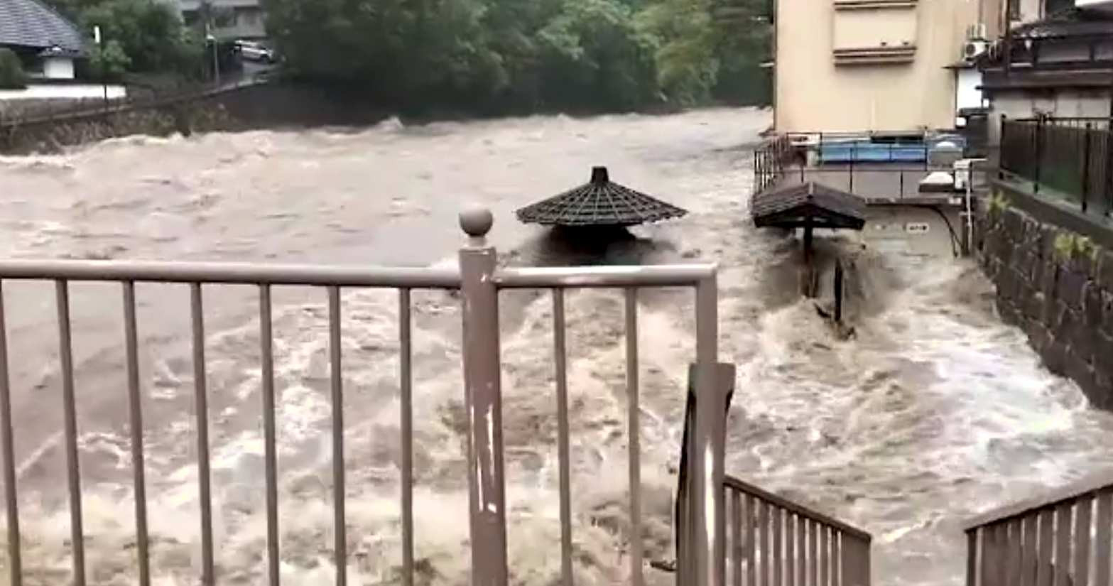 Transporturi perturbate şi ploi puternice înaintea sosirii unui taifun, în Japonia