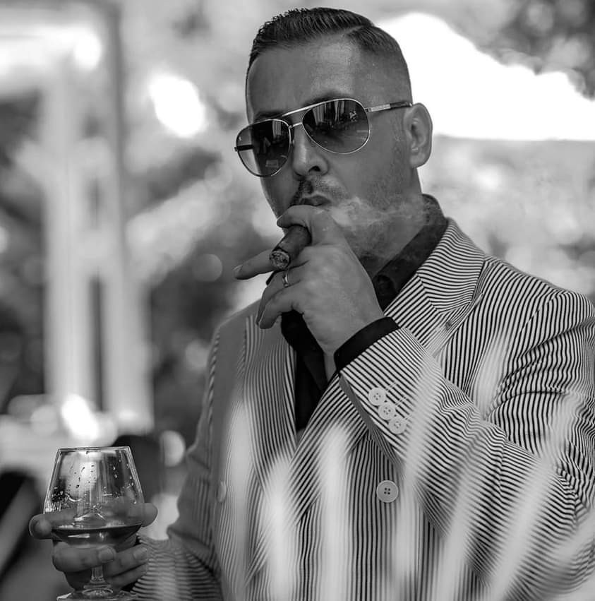 (P) Explorând Universul Rafinat al "Prăvăliei cu Licori": De la Oricine, Pentru Toți