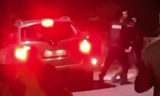 Doi polițiști, bătuți la o petrecere din Arad, desfășurată în stradă. Suspectul încătușat a fost eliberat cu flexul