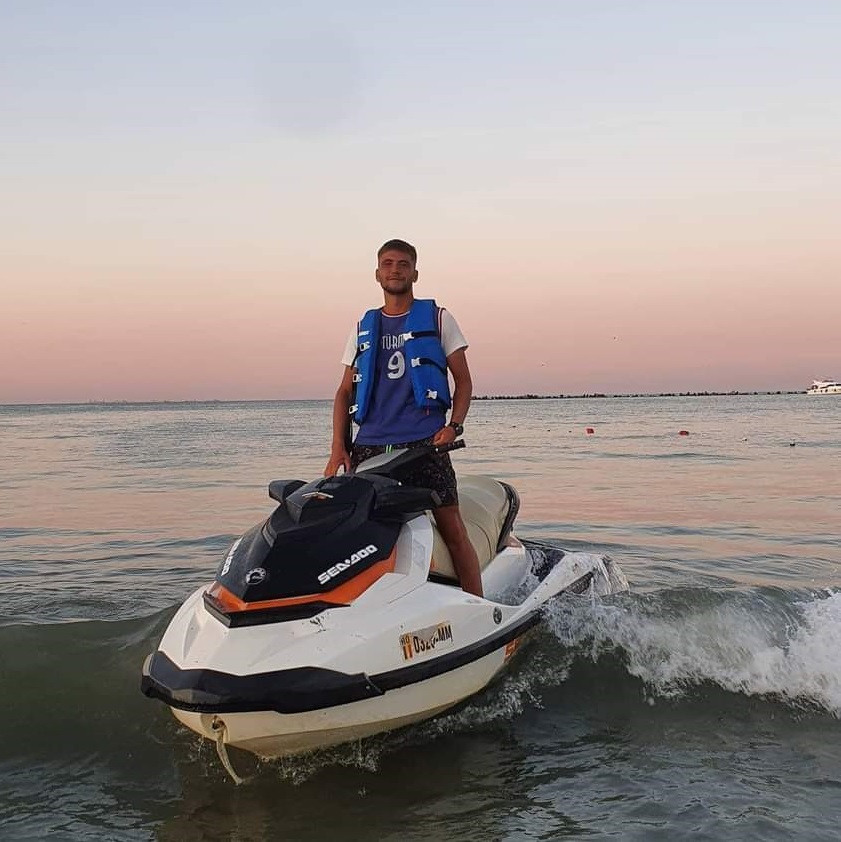 Cine este eroul de pe skijet, care salvat din valuri o adolescentă, în Mamaia. Patru bărbați au murit pentru ea