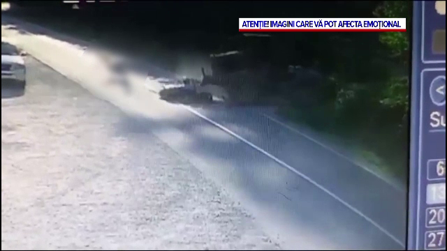Momentul în care un motociclist intră într-un utilaj care îi iese brusc în cale, pe o șosea din Alba. Bărbatul a murit