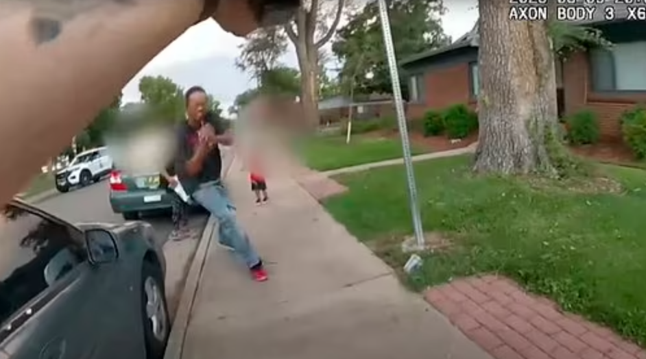 Momentul în care o poliţistă din SUA a împuşcat mortal un bărbat de culoare, după ce a confundat un marker cu un cuțit. VIDEO