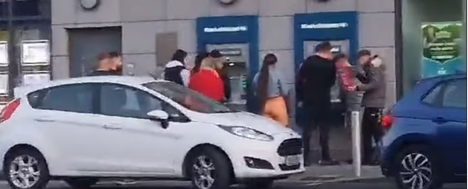 Sute de oameni au scos bani „gratis” din bancomate, din cauza unei erori tehnice. Ce mesaj le-a transmis banca