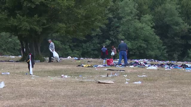 Peisaj dezolant după Sfânta Maria: unii aruncă gunoaie, alții scormonesc prin ele. Vânzătorii au lăsat în câmp marfa rămasă