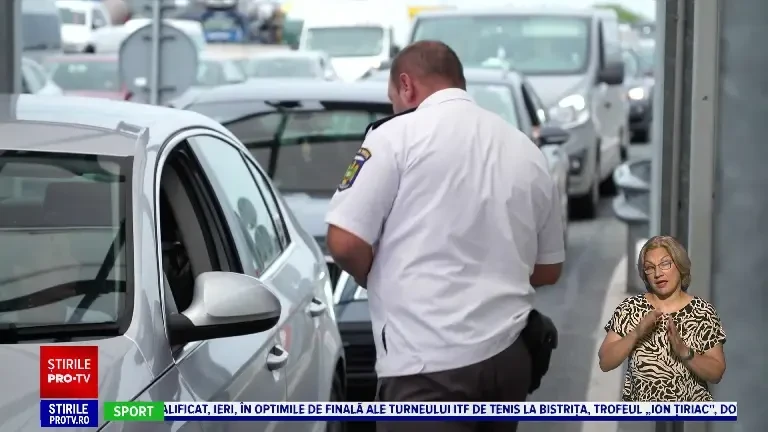 Trafic intens pe ambele sensuri, la frontiere. Românii vin, românii pleacă, dar ajung și turiști străini