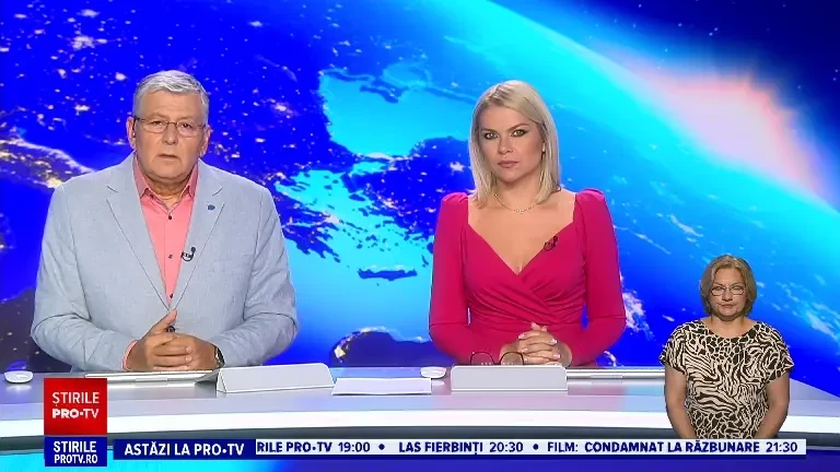 O turistă a stârnit indignare în Italia după ce s-a urcat pe Fontana di Trevi ca să-și umple sticla cu apă. VIDEO